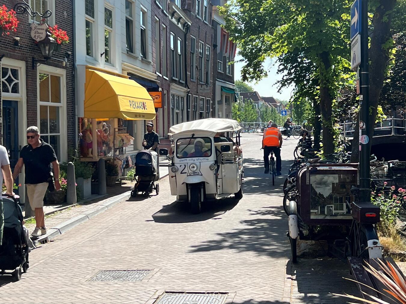 Der Delft City Shuttle Service fährt 13 Stationen an.