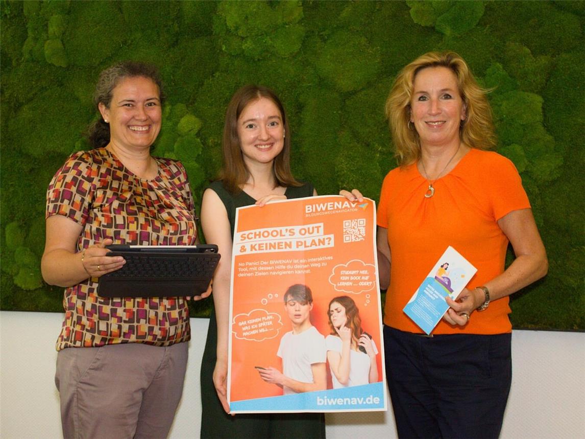Der digitale Bildungswegenavigator BIWENAV geht im Kreis Kleve an den Start. Darüber freuen sich (v.r.) Zandra Boxnick, Anna-Sophie Rufeger und Ann-Kathrin Kamber. Foto: Kreis Kleve