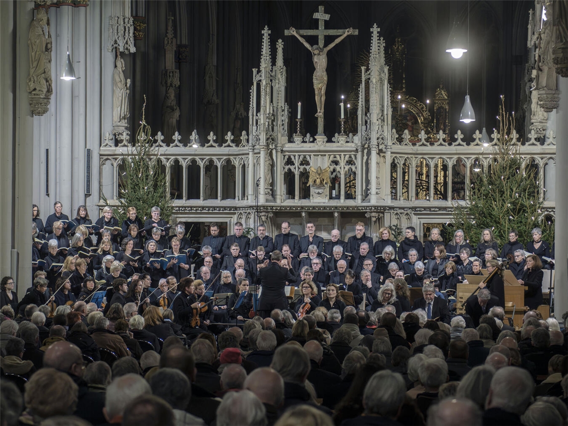 Der Domchor, das Orchester am Dom sowie die Solisten Annika Stegger, Christa Bonhoff, Dantes Diwiak und Thomas Laske gestalteten unter der Leitung von Matthias Zangerle das Silvesterkonzert. NN-Fotos (3): Gerhard Seybert