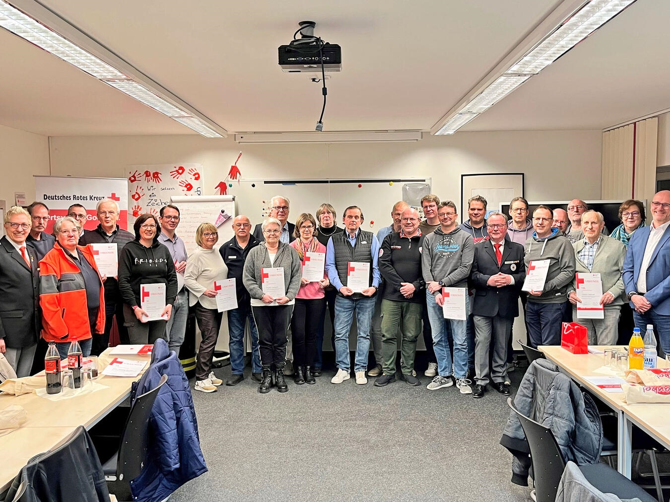 Der DRK-Ortsverein Goch hat kürzlich im Kompetenzzentrum langjährige Blutspender für ihr besonderes Engagement geehrt. Gemeinsam mit Bürgermeister Stephan Luyven sowie Vertretern des DRK-Kreisverbandes würdigte der Ortsverein die Spender, die 25, 50, 75, 100 oder 125 Mal gespendet haben. Sogar 150 Mal spendete Theodor Schönell. Bürgermeister Stephan Luyven (r.) dankte den Geehrten für ihren wichtigen Beitrag für die Gesellschaft und rief dazu auf, auch im Verwandten-, Freundes- und Bekanntenkreis für das Blutspenden zu werben. Zum Dank erhielten die Geehrten eine Urkunde sowie eine Ehrennadel des Deutschen Roten Kreuzes. Foto: DRK