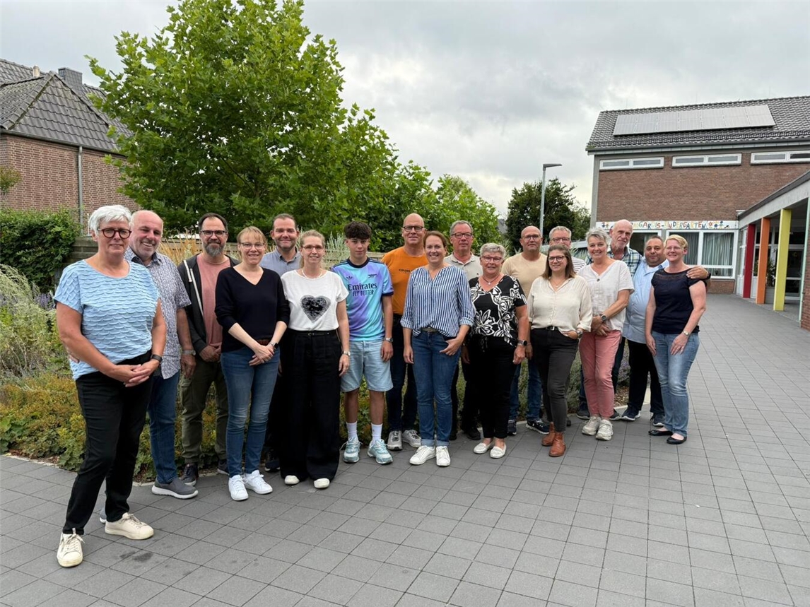 Der Ehrenthron, bestehend aus Königspaaren der vergangenen Jahre, mit Prinz Simon Weyers (m.). Foto: privat