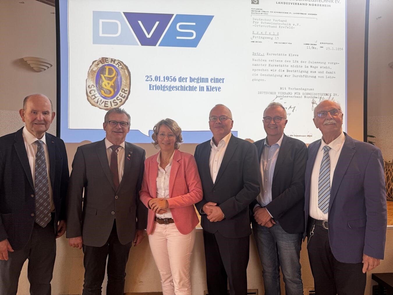Gruppenfoto mit Ehrenvorsitzendem Adolf Schreiber und weiteren Führungskräften des DVS Bezirksverbandes Kleve.