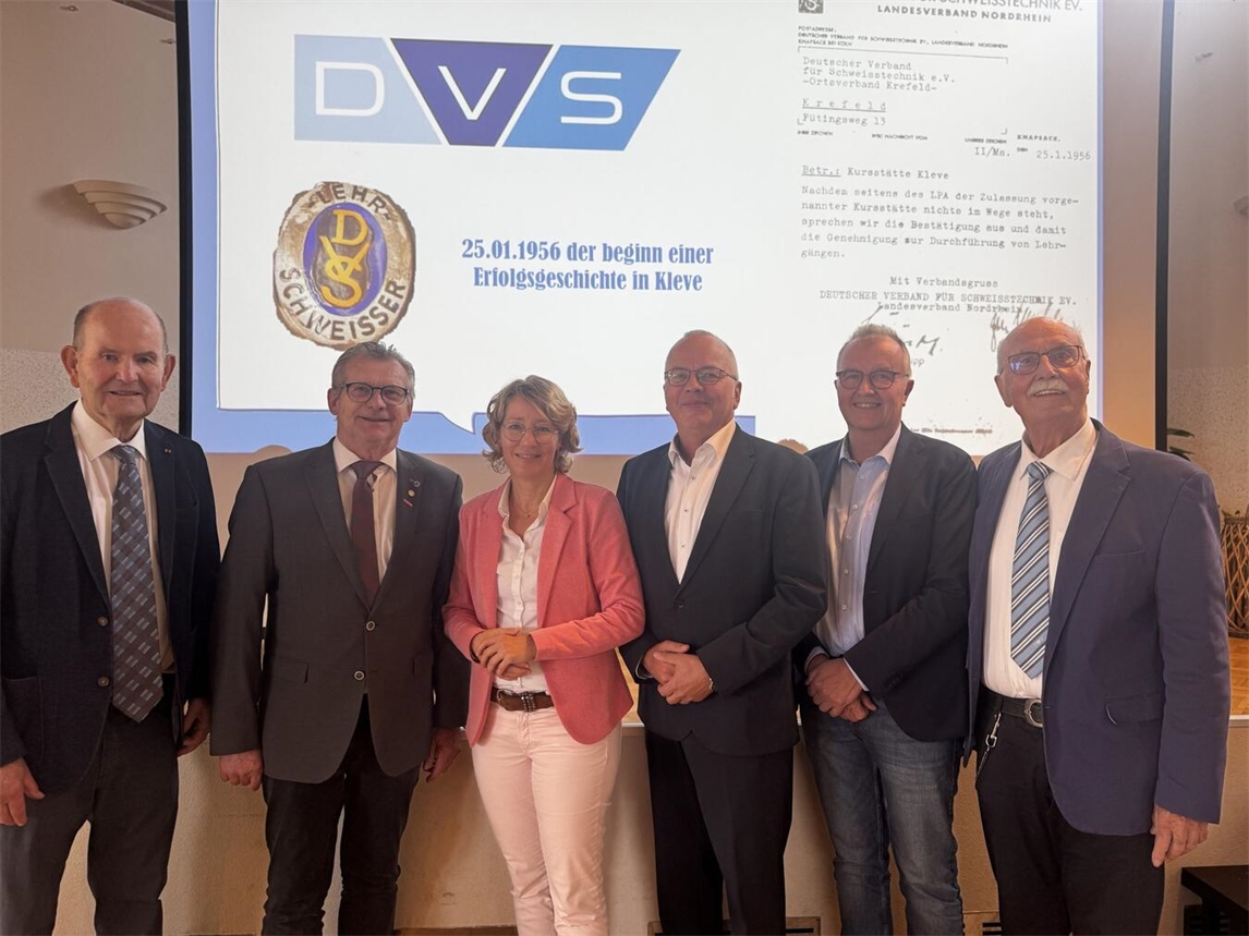Gruppenfoto mit Ehrenvorsitzendem Adolf Schreiber und weiteren Führungskräften des DVS Bezirksverbandes Kleve.