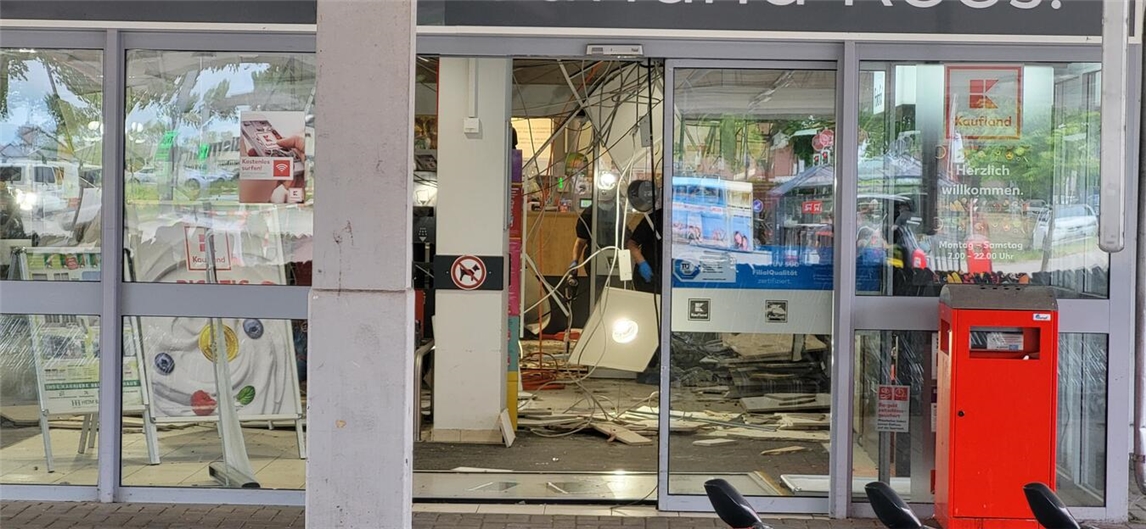 "Eingangsbereich Kaufland Rees verwüstet, Foto von Michael Bühs"