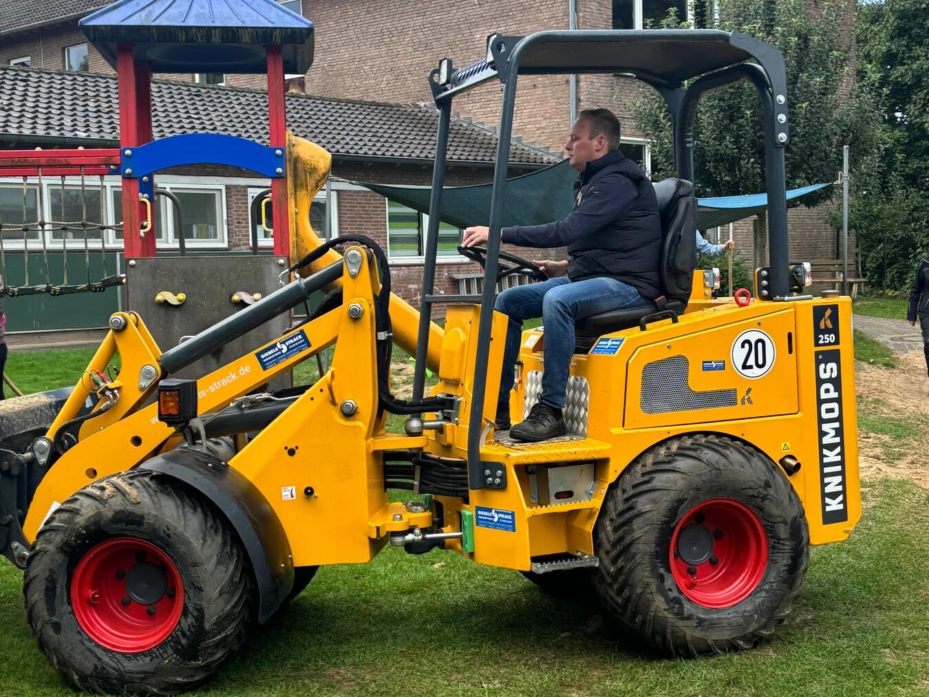 Frischer Sand für kleine Füße Der Einsatz der Wirtschaftsjunioren am Familienzentrum Bullerbü in Weeze. Foto: Wirtschaftsjunioren im Kreis Kleve