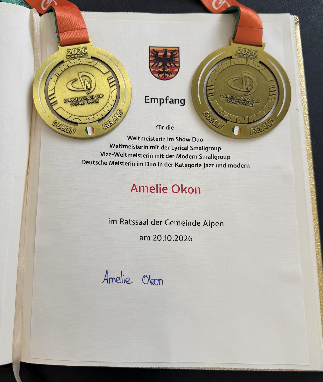 Der Eintrag ins Goldene Buch und die Medaillen von Amelie Okon. Foto: Gemeinde Alpen
