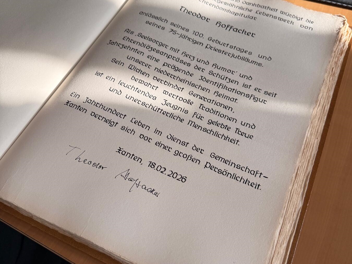 Der Eintrag von Theodor Hoffacker in das Goldene Buch der Stadt Xanten. Foto: Stadt Xanten