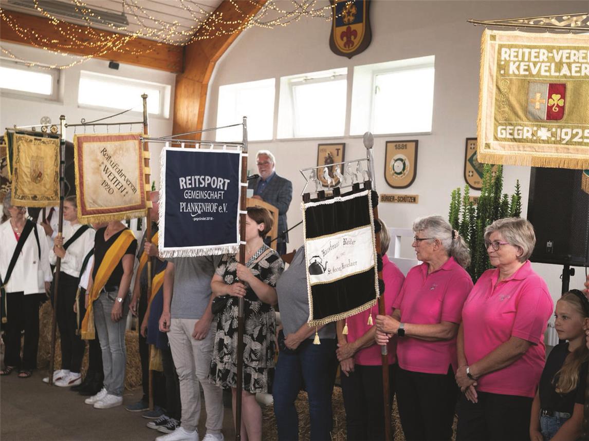 Der Einzug der Standarten zur 100-Jahr-Feier der PSG St. Georg Kevelaer. Foto: PSG