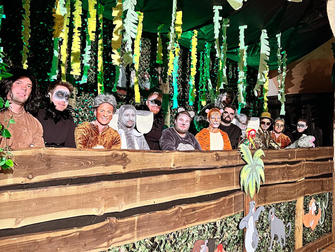 Karneval im Wilden Westen Der Elferrat Bönninghardt kostümierte sich im vergangenen Jahr als bunte Figuren aus dem „Dschungelbuch“. Foto: privat