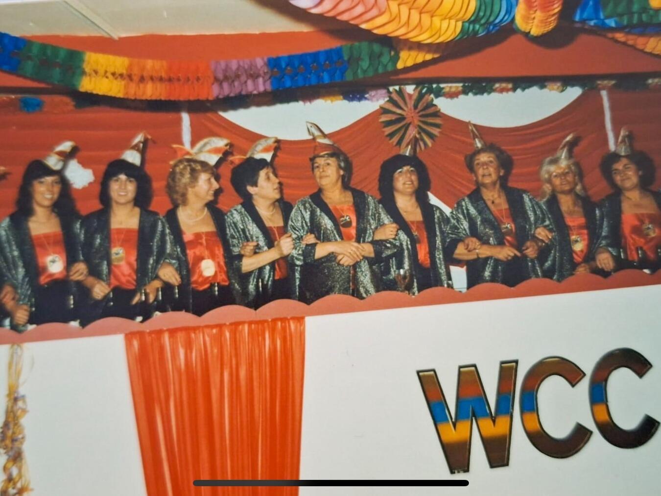 Der Elferrat früher und heute: Seit 50 Jahren hat der Frauenkarneval in Wankum Tradition.Fotos: privat