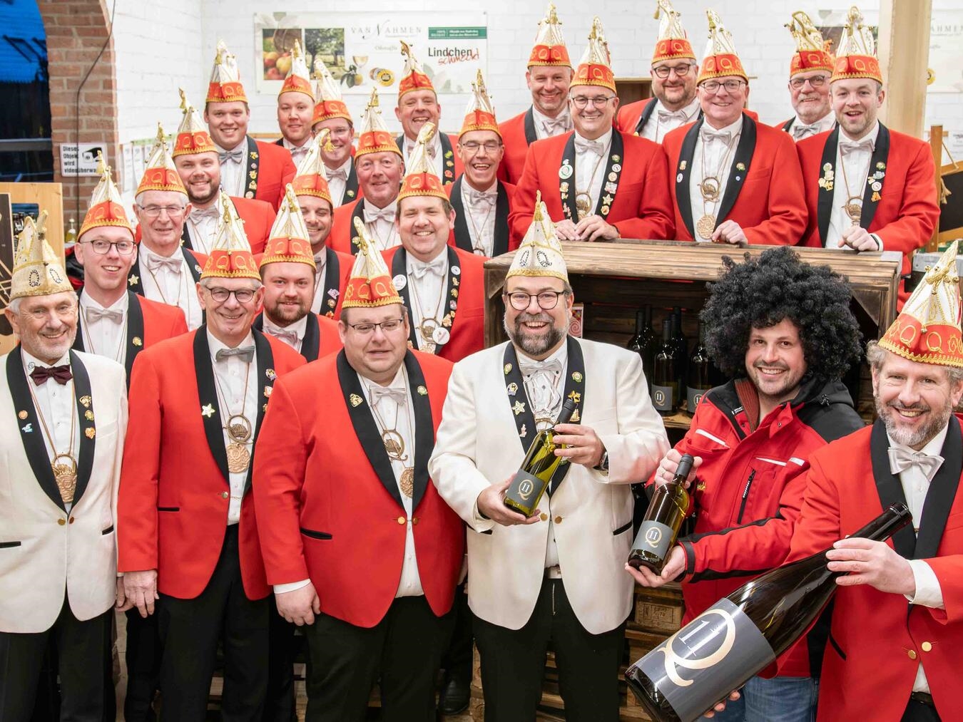 Der Elferrat mit seinem Präsidenten Stephan Giesen (vorne, m., mit weißer Jacke) freut sich, dass er mit „Q11“ seinen ersten eigenen Wein zum Jubiläumsjahr präsentieren kann. Foto: Queekespiere/Christian Breuer