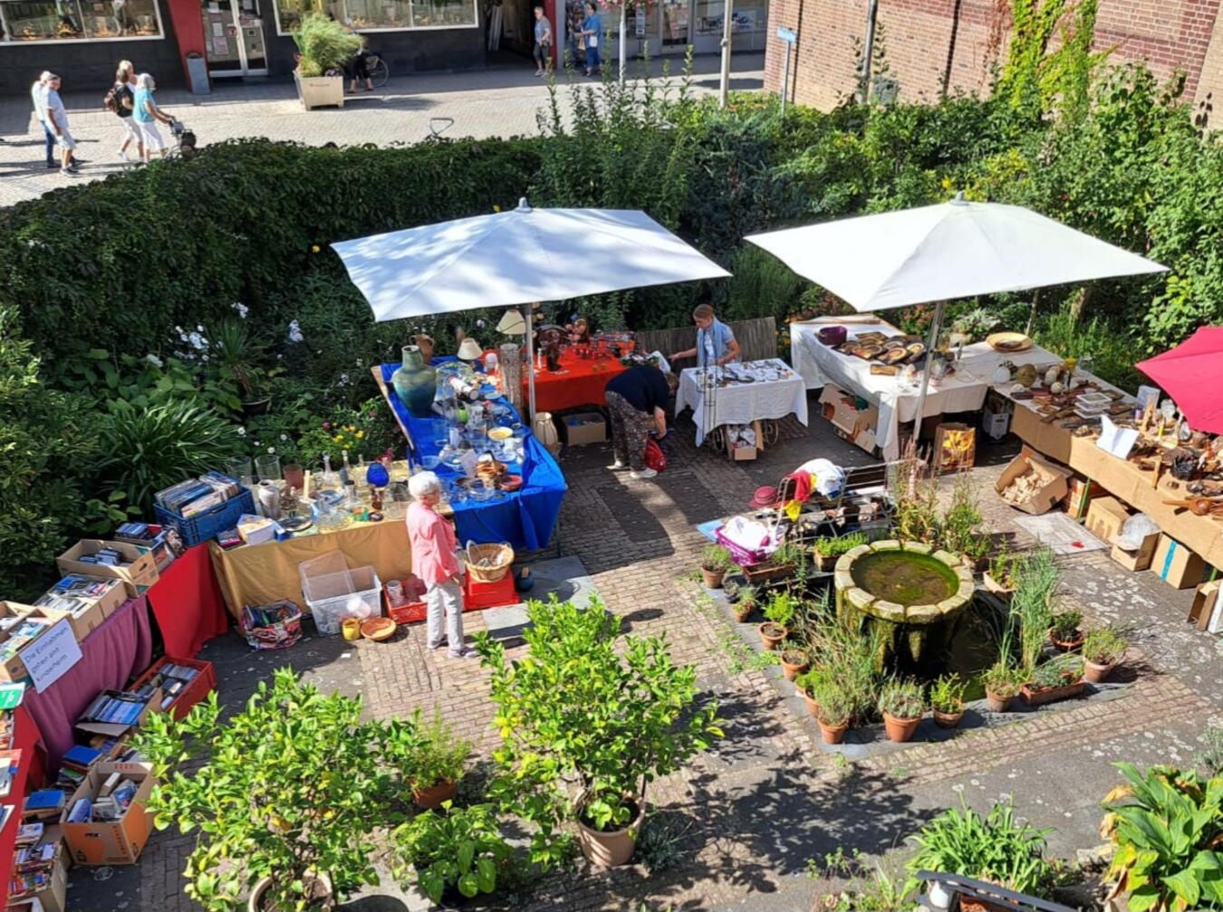 "Erlebnisstand St. Christophorus am Nikolaus-Groß-Platz bis Pfarrgarten, bunt und einladend, Foto: privat"