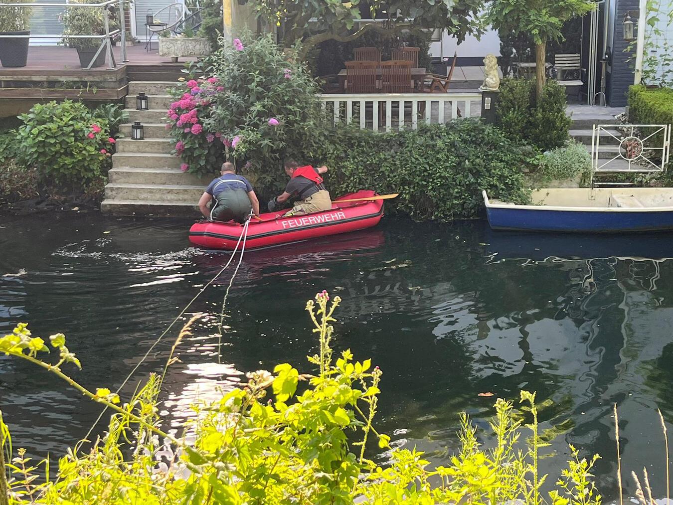 Der erschöpfte Hund ließ sich ins Boot heben und konnte am anderen Ufer unversehrt dem besorgten Besitzer übergeben werden. Foto: Feuerwehr