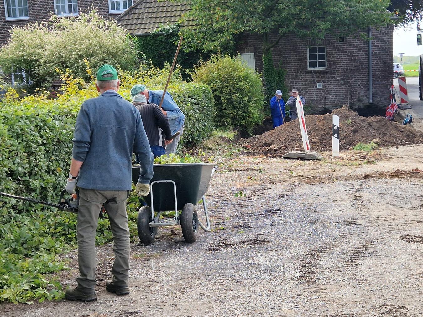 Der erste Arbeitstag der hilfsbereiten „Flämmtruppe“