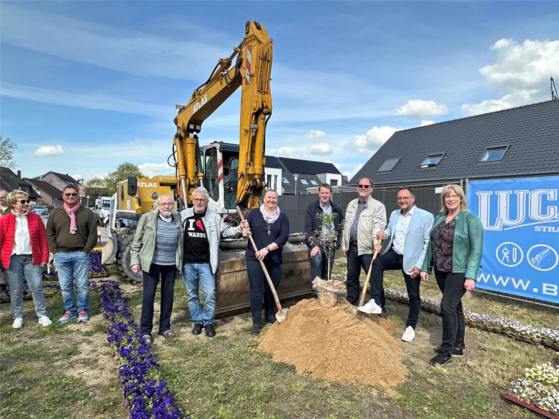 Der erste Spatenstich ist getan: Die Genossenschaft „Inselbrot Wardt“, Bürgermeister Thomas Görtz (2.v.r.) und die Wardter Bürgerinnen und Bürger freuen sich, dass es endlich los geht. NN-Foto: SP