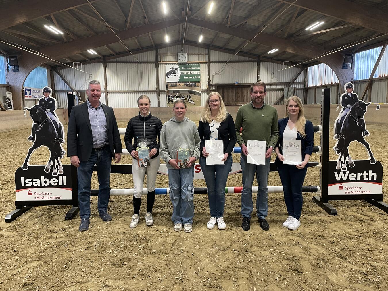 RFV Eversael zeichnet erfolgreiche Reiter aus Der erste Vorsitzende Jörg Gierling mit den Geehrten Jörg Gierling, Marie Gross, Johanna Barten, Jessica u. Henning Barten sowie Lena Scheepers (v.l.). Foto: privat