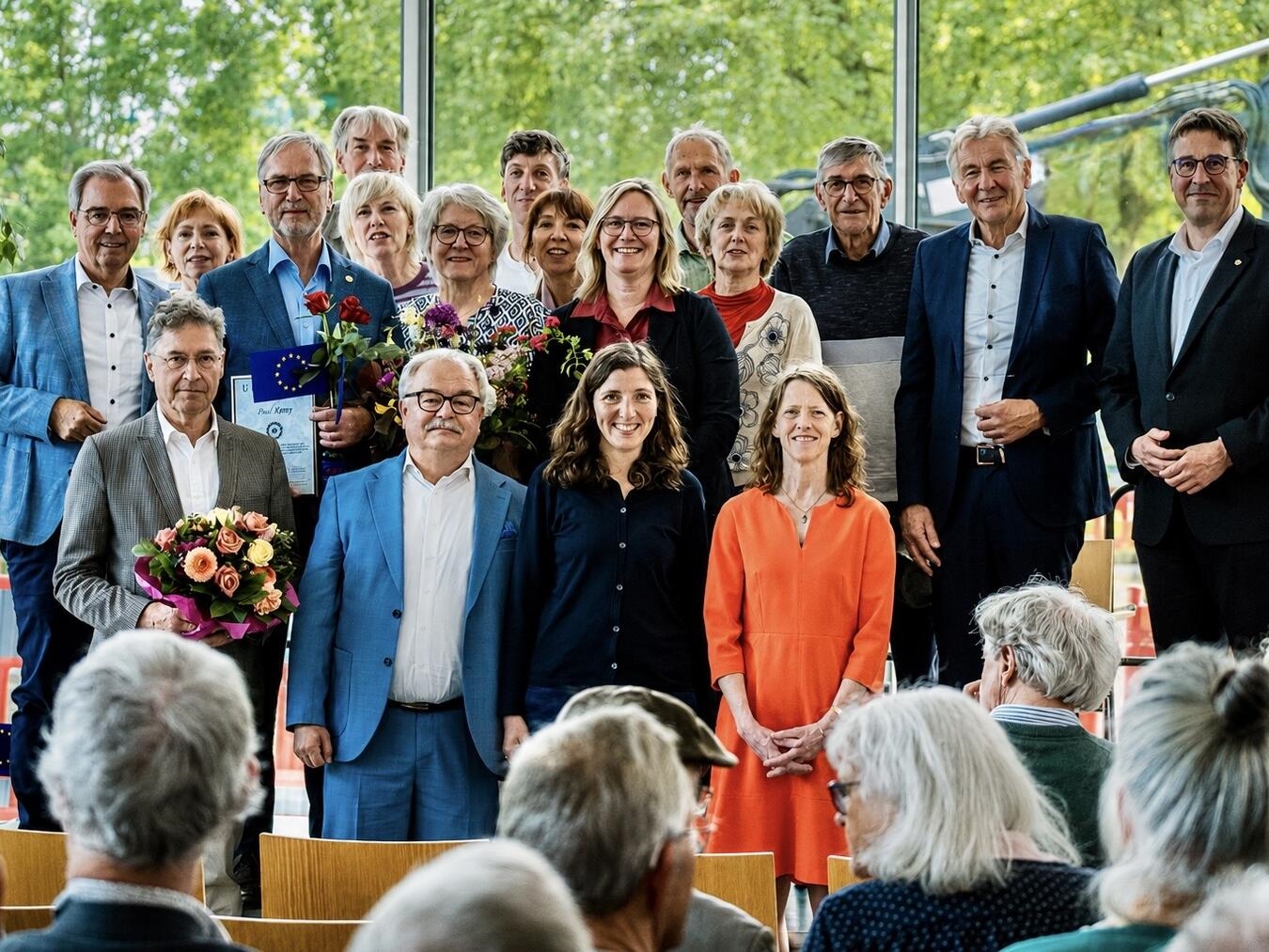 "Europatag-Feier: Menschen im Gespräch, symbolisiert europäischen Zusammenhalt, SPD Kleve"