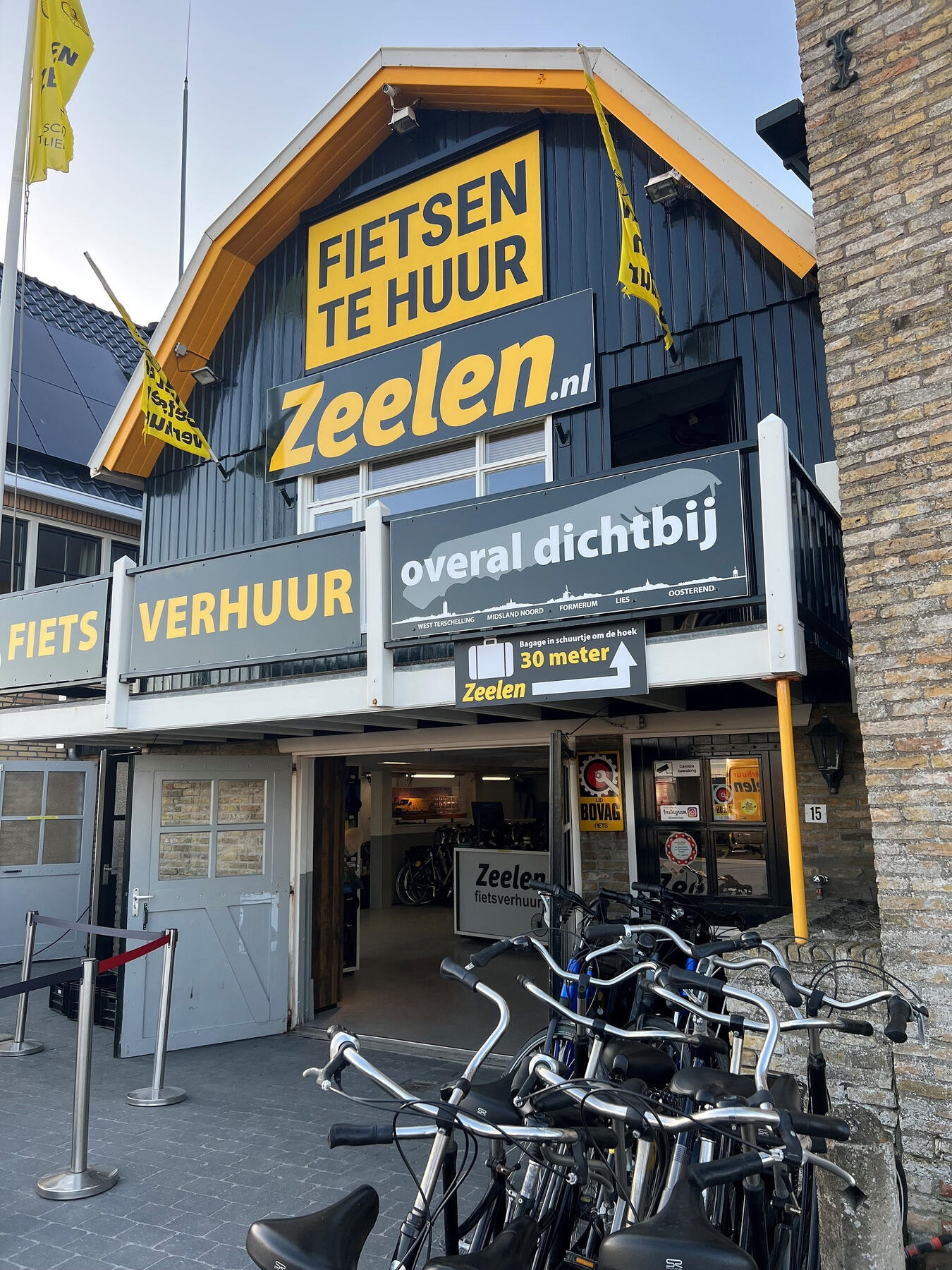 Der Fahrradverleih Zeelen liegt direkt am Hafen von West-Terschelling. Auf der I...