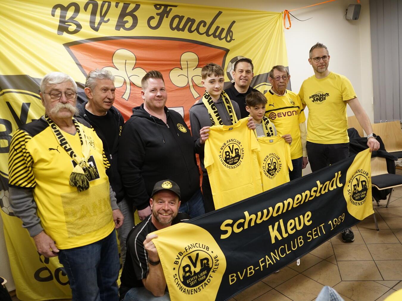 BVB-Fanclub Schwanenstadt Kleve wird immer größer Der Fanclub-Vorstand mit Tyler und Conor Murphey (Mitte) bei der Ehrung als 500. Mitglied. Foto: Katja Tomek
