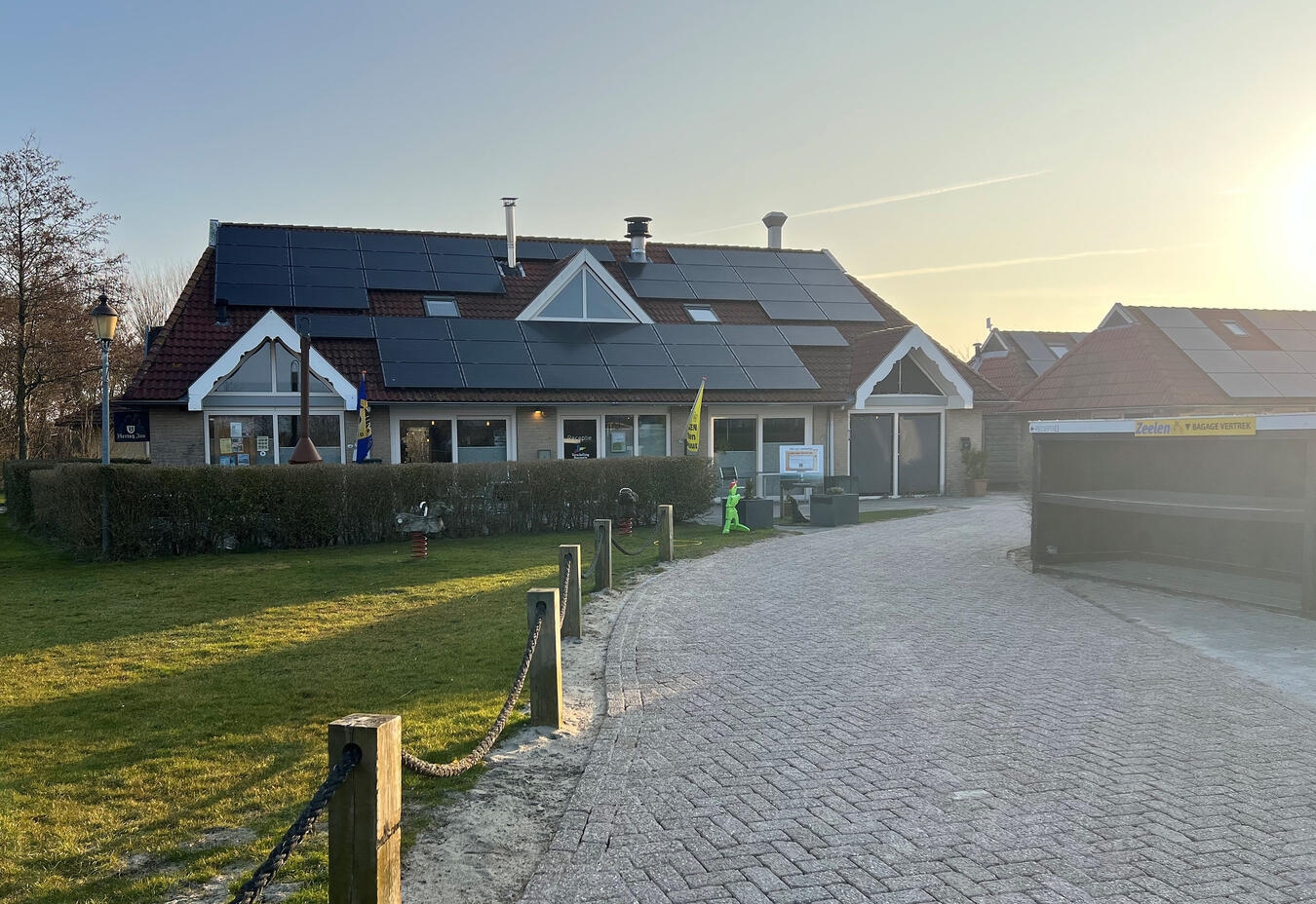 Der Ferienpark Tjermelan liegt im Osten der Insel in der Nähe des Nordseestrande...