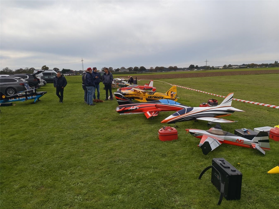 "Flugtag in Kerken: Besucher bestaunen vielseitiges Hobby, Segelflugzeuge am Himmel"