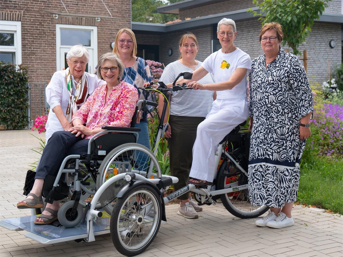"Förderverein Hospiz am St. Antonius Hospital bedankt sich bei Unterstützern, die besonderen Wunsch erfüllten, Gruppenfoto, Dankbarkeit"