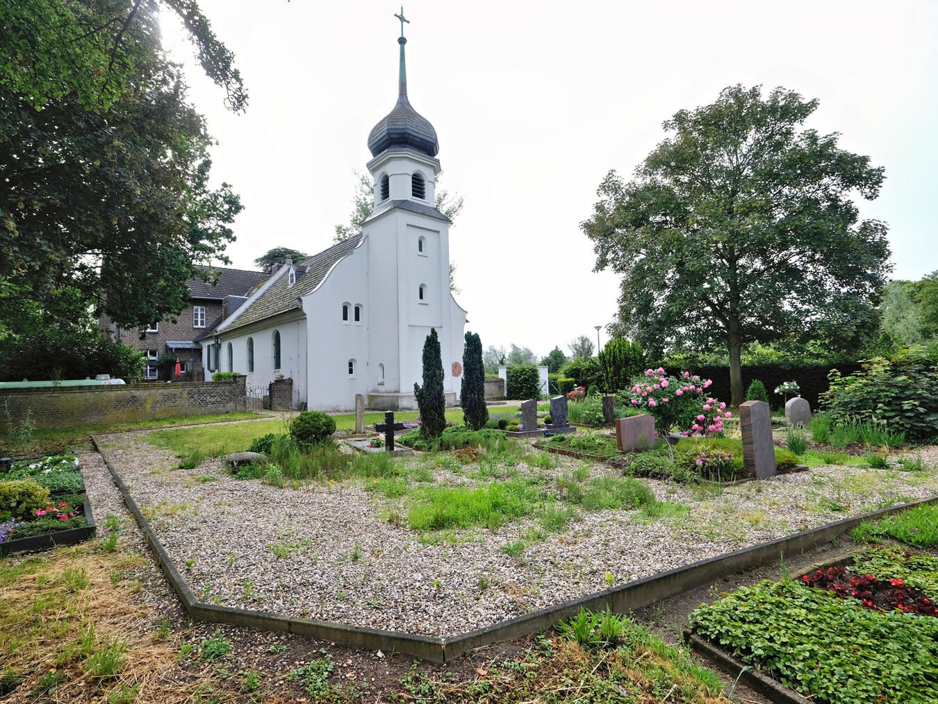 "Friedhof der Evangelischen Kirche in Keeken bei Sonnenuntergang"