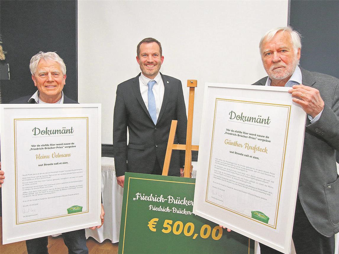 Der Friedrich-Brücker-Preis ging vor wenigen Tagen an Heinz Velmans(l.) und Günther Reufsteck (r.). Bürgermeister Bernd Kuse (M.) hielt die Laudatio. NN-Foto: Theo Leie