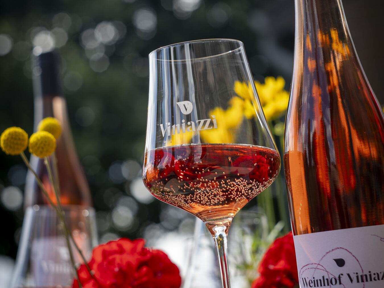 WFG-Sommertour 2024: Zwischenstopp bei „Weinhof Viniazzi“ Der fruchtige Cuvée Rosé.