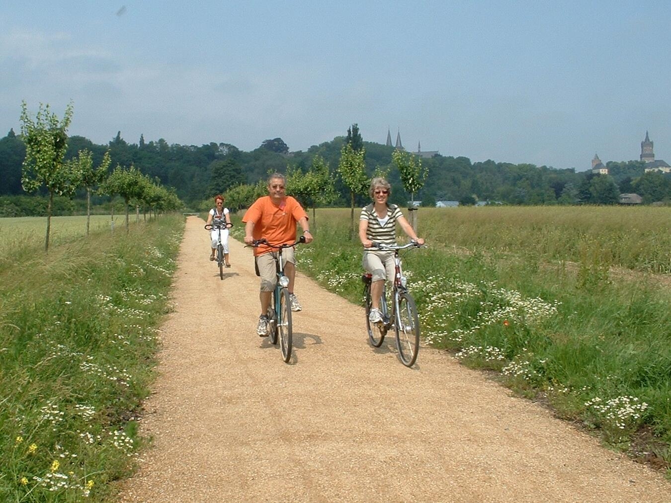 Der Frühling ist da und es wird wärmer. Umso schöner eine Fahrradtour am Niederrhein mit Geschichte zu verknüpfen und sich auf die Spuren der Liberation Route zu begegnen. Foto: Liberation Route NRW