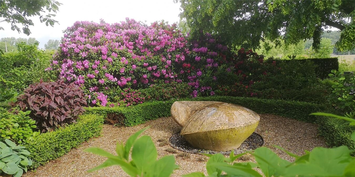 "Blühender Garten mit Sitzbereich unter Bäumen, Foto von Nicole Peters"