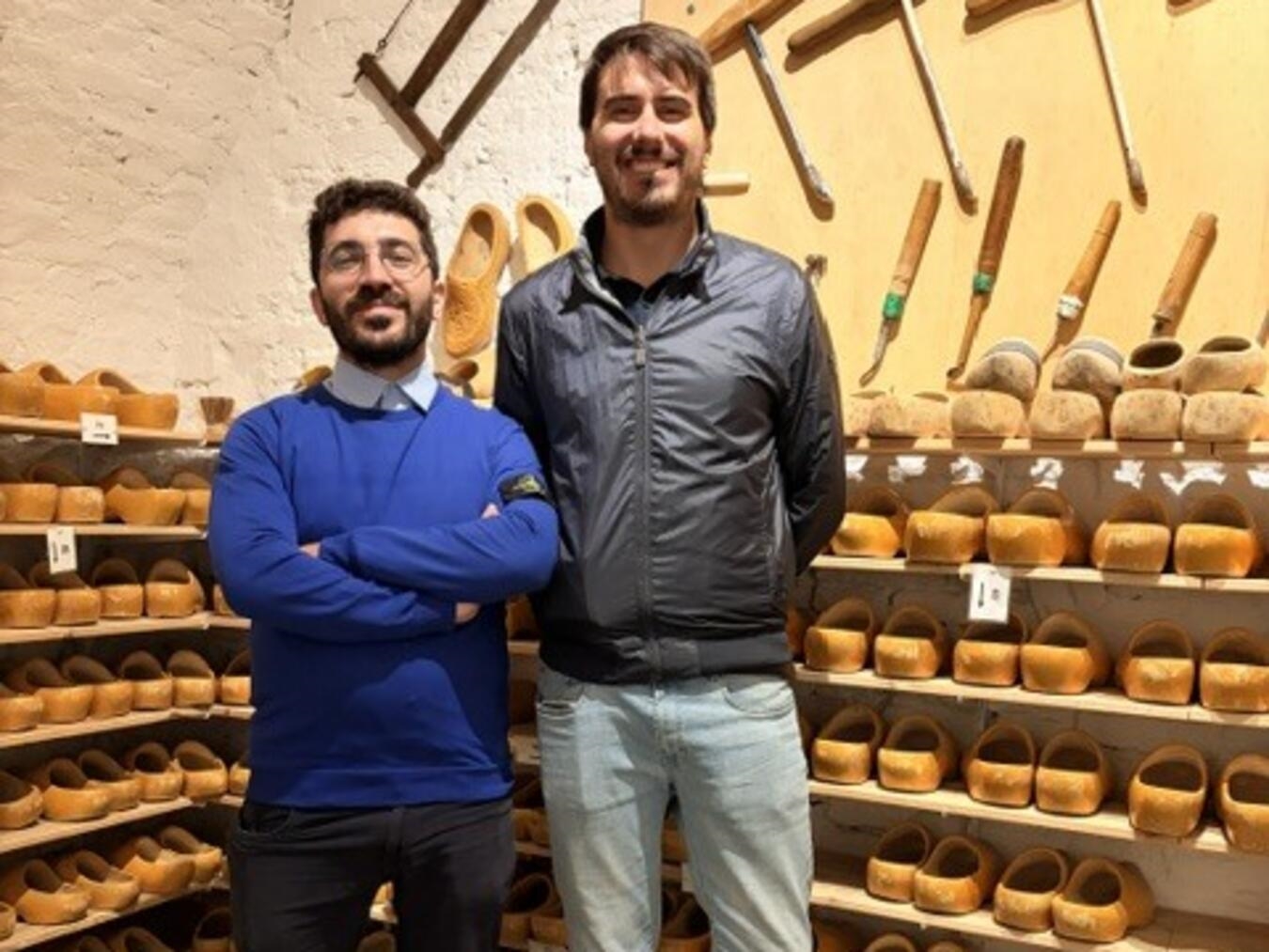 Der Gast aus Italien probierte auch die niederländischen Klompen an. Foto: TIX