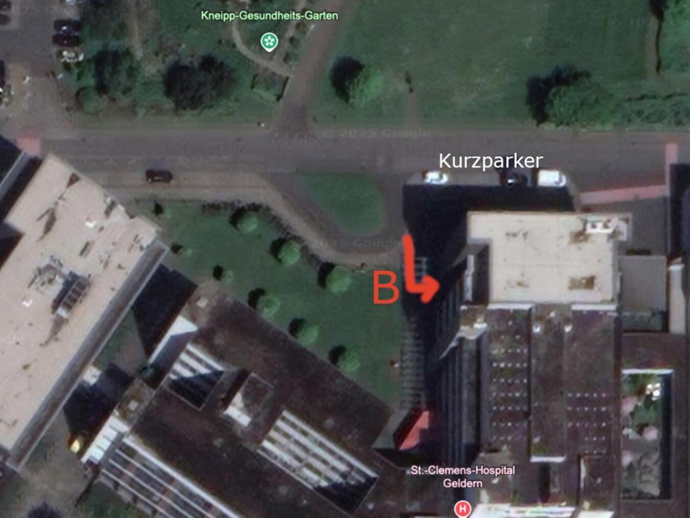 Der geänderte Zugang für die Liegendanfahrt zur ZNA des St.-Clemens-Hospitals Geldern ist mit „B“ im Foto gekennzeichnet.