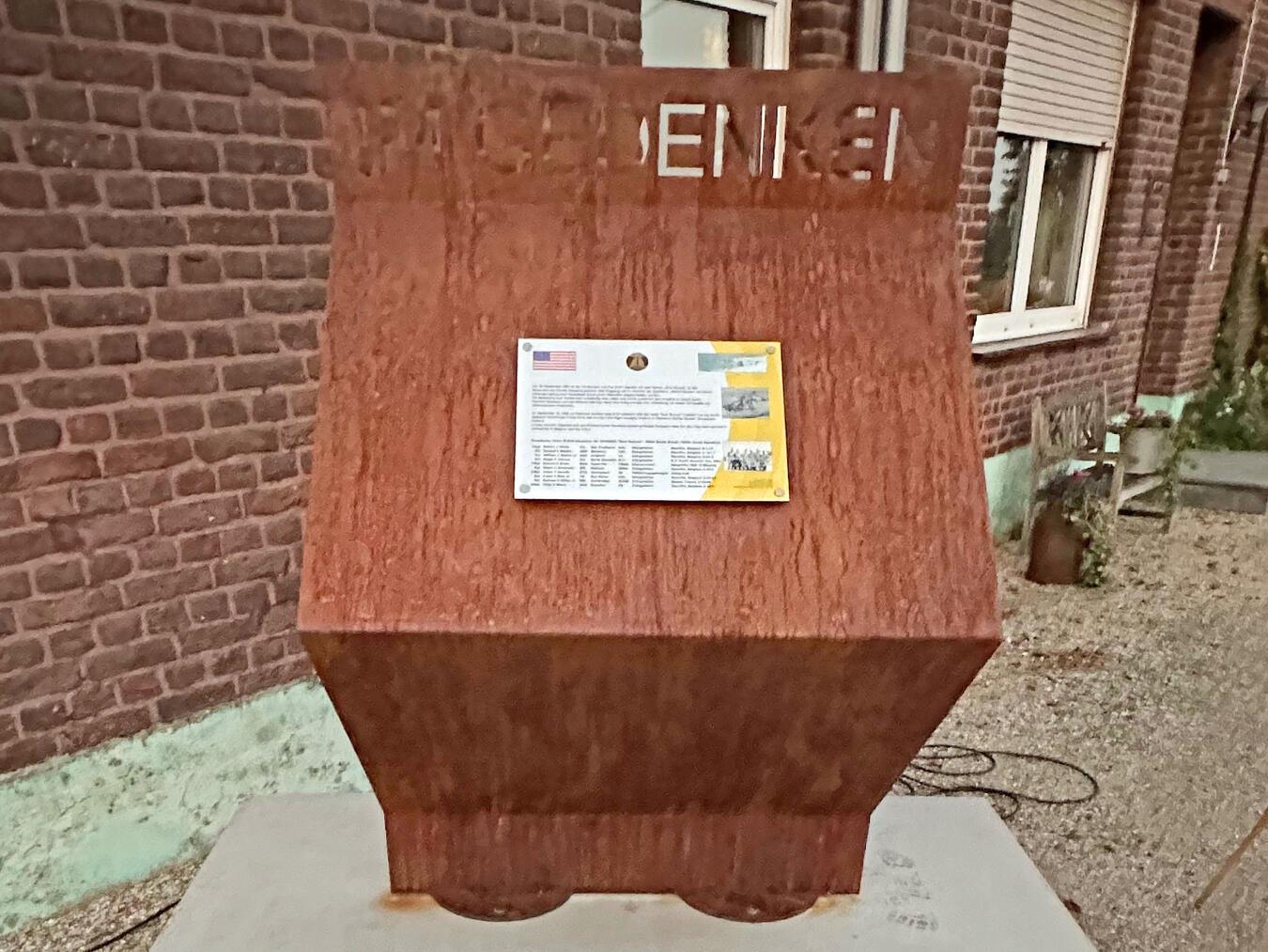 Der Gedenkstein, der nun auf dem Hof der Familie Gossens in Kessel steht.