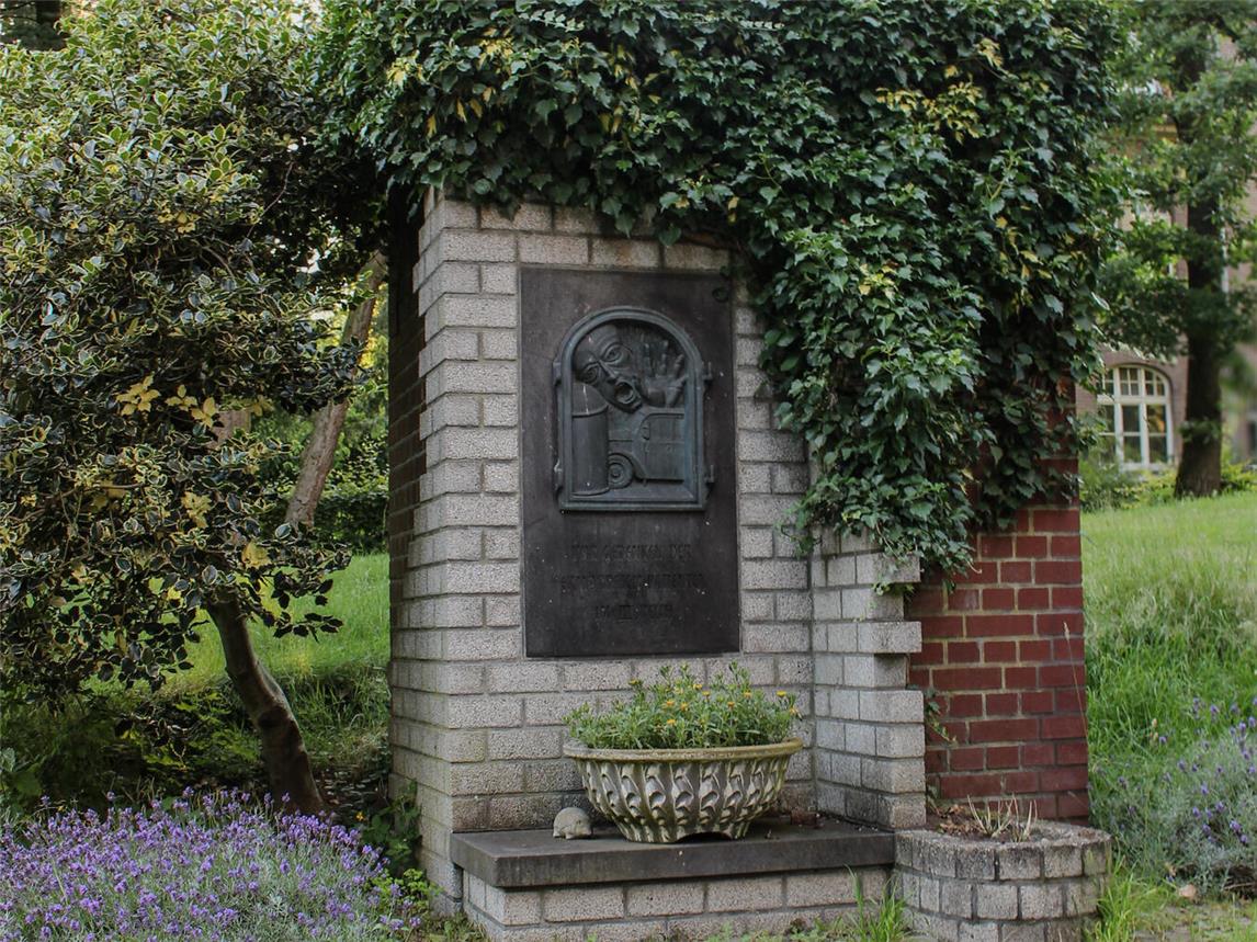 Der Gedenkstein für die NS-Opfer auf dem Klinikgelände. Foto: LVR