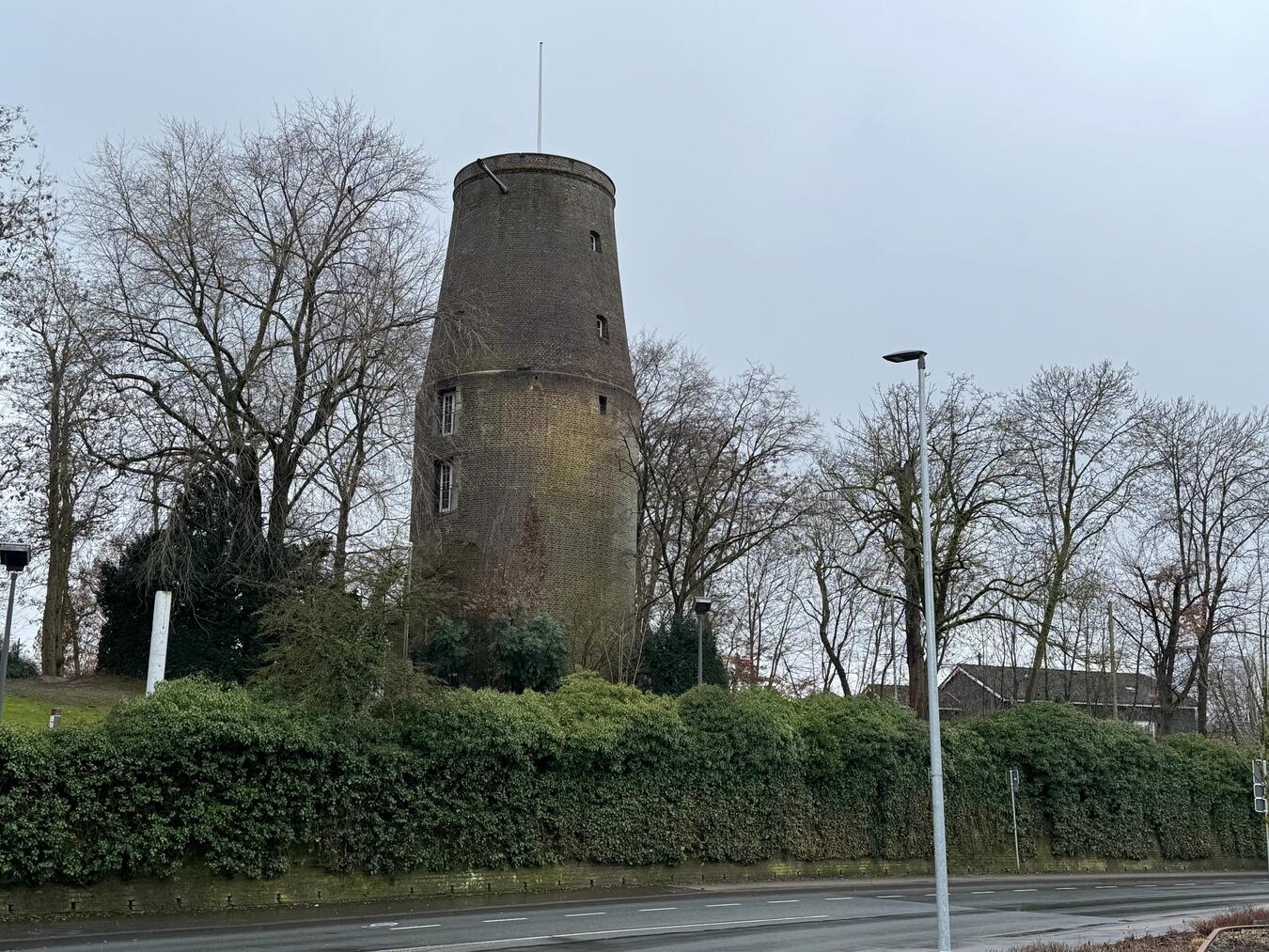Der Gehweg an der Mauer muss für etwa drei Tage gesperrt werden. Foto: Stadt Geldern/Gossens 