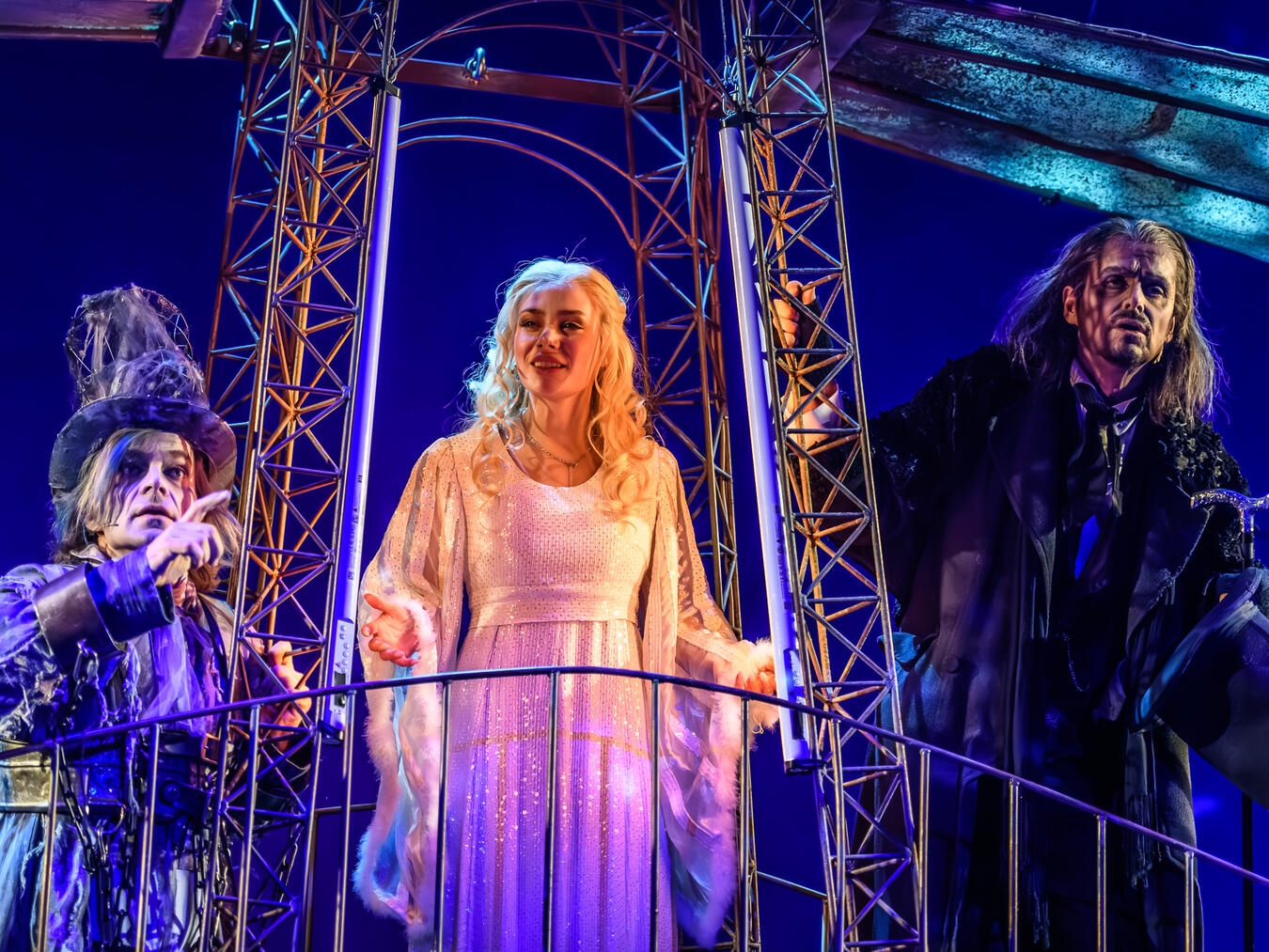 „Der Geist der Weihnacht“ verzaubert ab dem 28. November wieder das Publikum des Oberhausener Metronom Theaters. Foto: Harald-Hempel