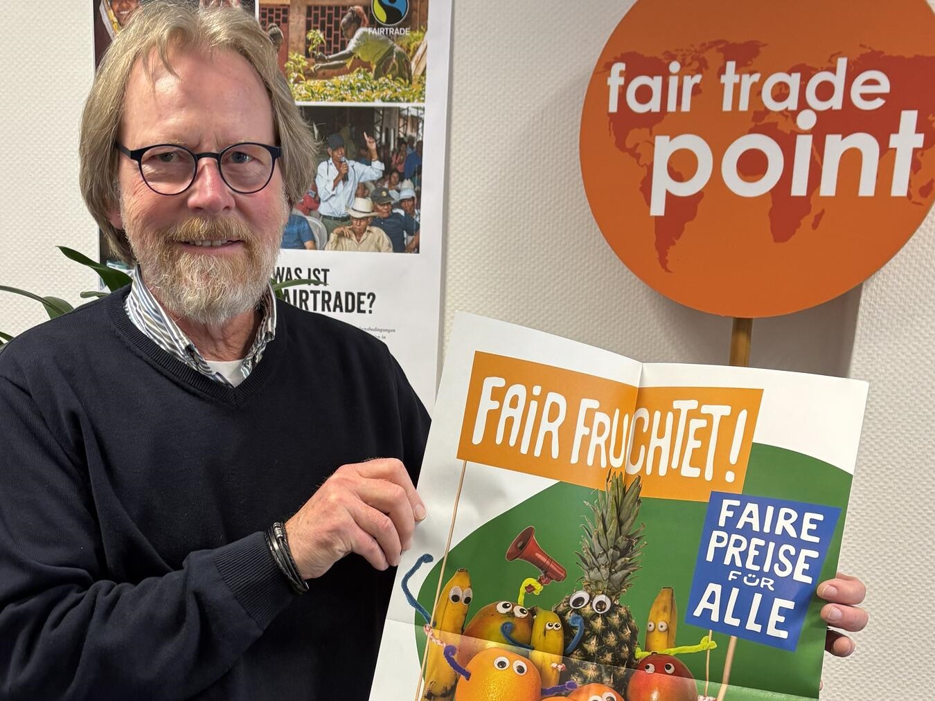 "Karl-Heinz Pasing präsentiert Kampagnenplakat zum Weltladentag 9. Mai im Gelderner Weltladen, bundesweiter Aktionstag."