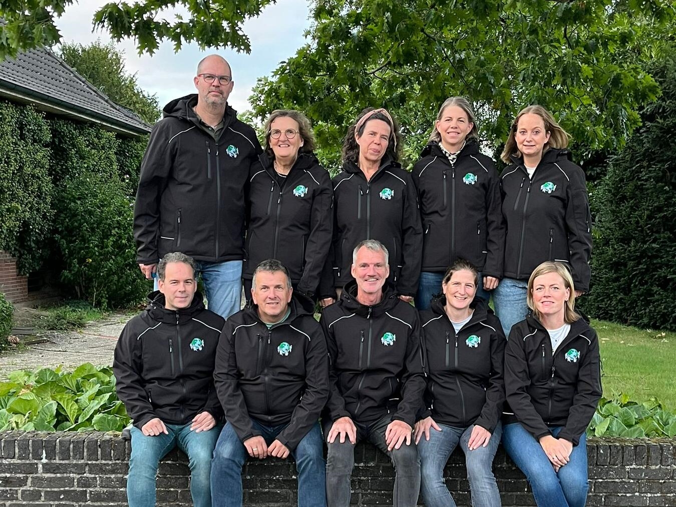 Der Gemeindejugendring präsentiert die neuen Jacken: (stehend v. l.) Thomas Hagt, Ulla Foydl, Tanja Schnell, Helena Pietsch, Nina Vosgerau, (sitzend v. l.) Oliver van Neerven, Hermann Foydl, Jörg Schnell, Meike Scuderi und Verena Nellesen. Foto: privat