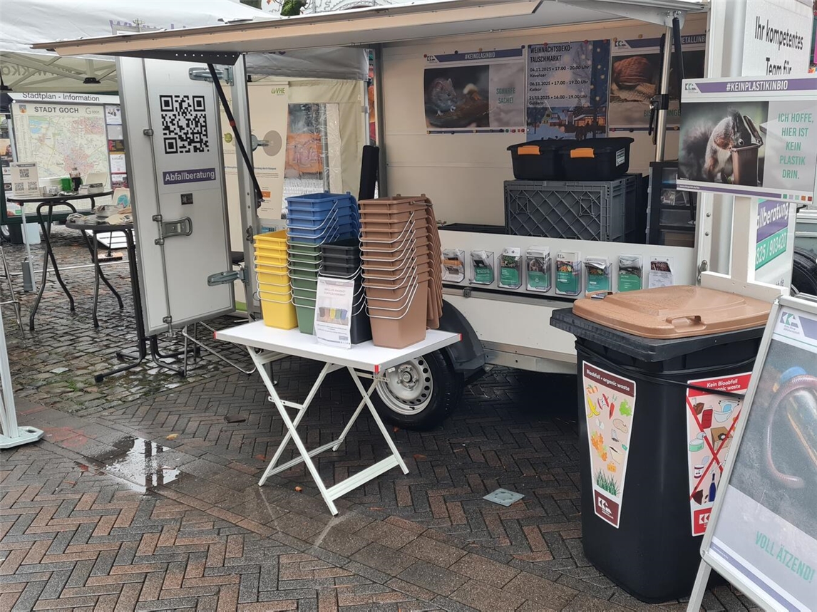 Der gemeinschaftliche Stand von KKA, dem Gocher Klimaschutzmanager und Schönmackers Umweltdienste auf dem Flachsmarkt. Foto: Alexandra Kempka