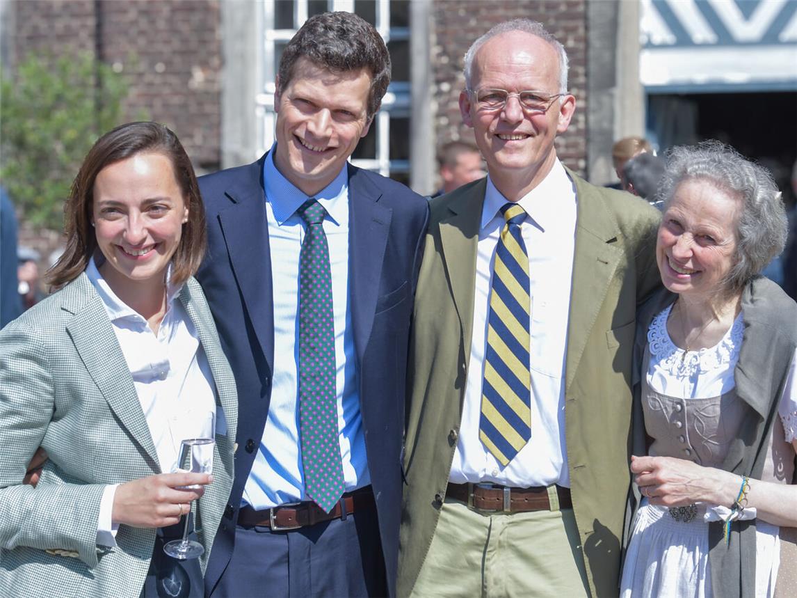 Der Generationenwechsel auf Schloss Wissen ist vollzogen. Raphaël (2.v.r.) und Nicola von Loë (r.) haben die Verantwortung für das Familienunternehmen an ihre Schwiegertochter Felicitas (l.) und ihren Sohn Seraphim (2.v.l.) weiter gegeben. Sie repräsentieren die 17. Generation auf Wissen. NN-Fotos (3): Gerhard Seybert