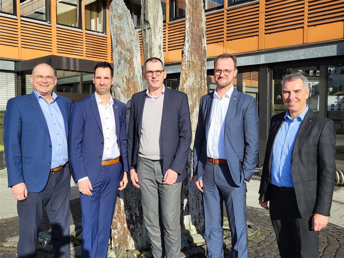 Der Generationswechsel im Vorstand der Volksbank Emmerich-Rees ist eingeläutet: (v. l.) Holger Zitter, Peter Schau, Wim Abbing, Michael Pohlmann und Ralf van Bruck. NN-Foto: MB