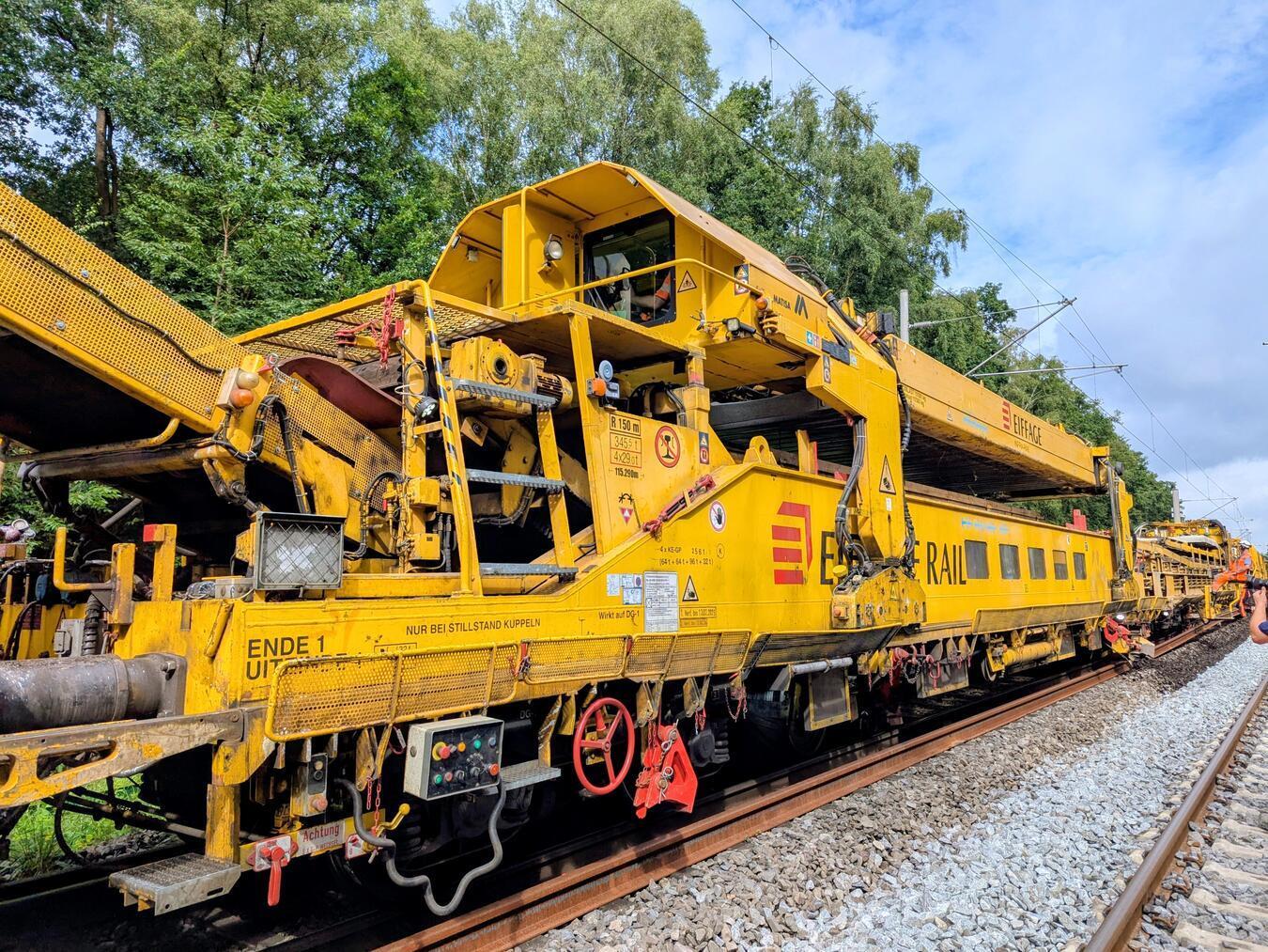 Der Gleisumbauzug Matisa P 100 der Baufirma Eiffage wiegt rund 345 Tonnen und tauscht Schwellen, Schienen und Schotter in einem Vorgang aus. NN-Fotos: J. Kurschatke