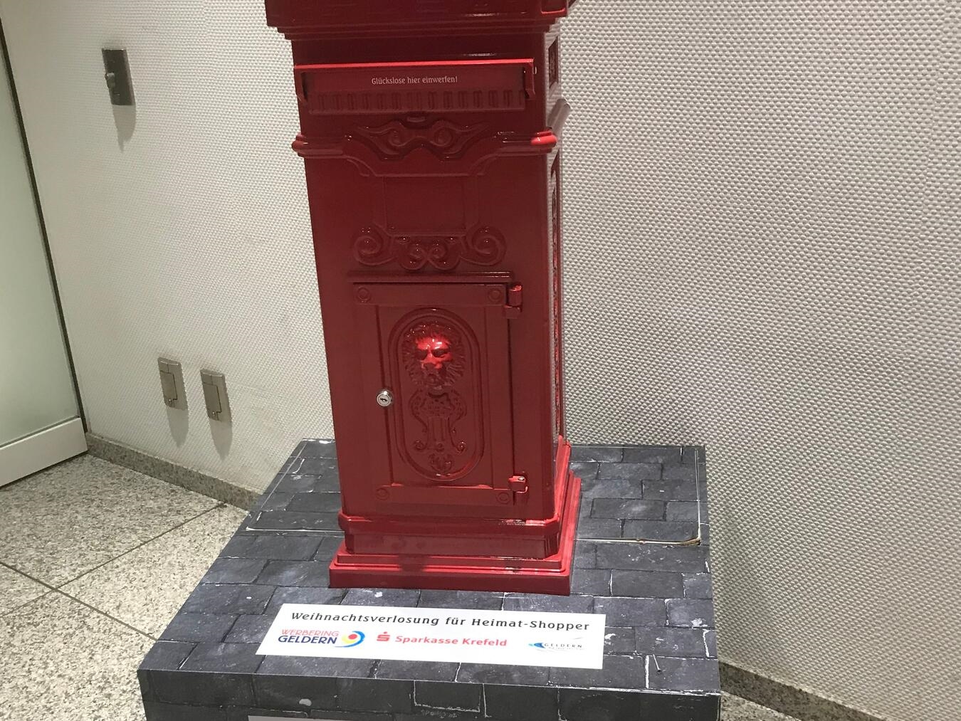 Der „Glücksbriefkasten“ steht auch in diesem Jahr wieder im Foyer der Sparkasse Geldern. Foto: privat