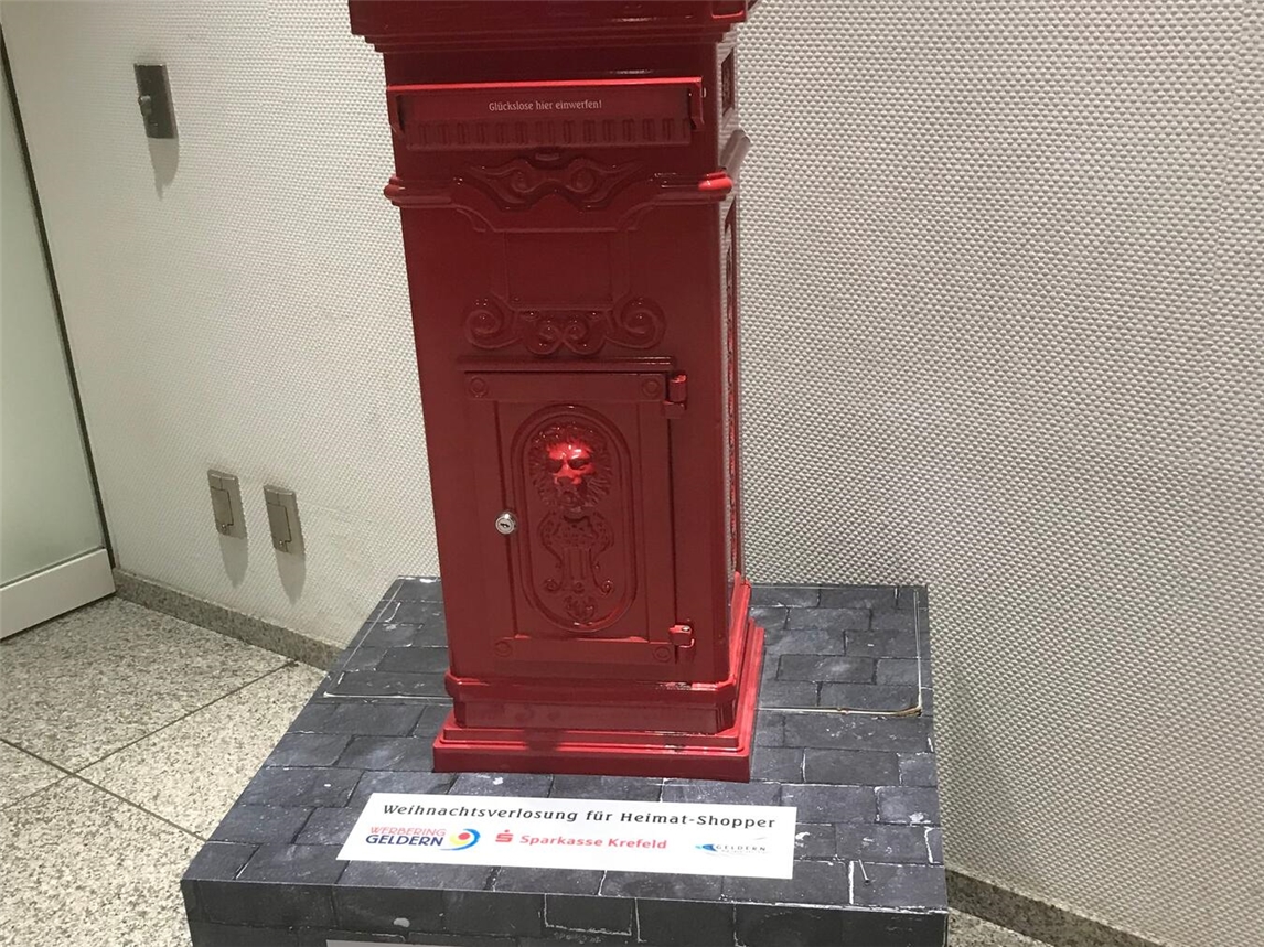 Der „Glücksbriefkasten“ steht auch in diesem Jahr wieder im Foyer der Sparkasse Geldern. Foto: privat