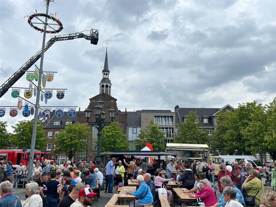 Der Gocher Marktplatz steht am kommenden Wochenende wieder ganz im Zeichen des Maifestes. Der Werbering Goch lädt alle Gocher und Gäste zum Feiern ein. Neben Livemusik und vielen Aktionen gibt es auch den verkaufsoffenen Sonntag von 13 bis 18 Uhr. Foto: privat