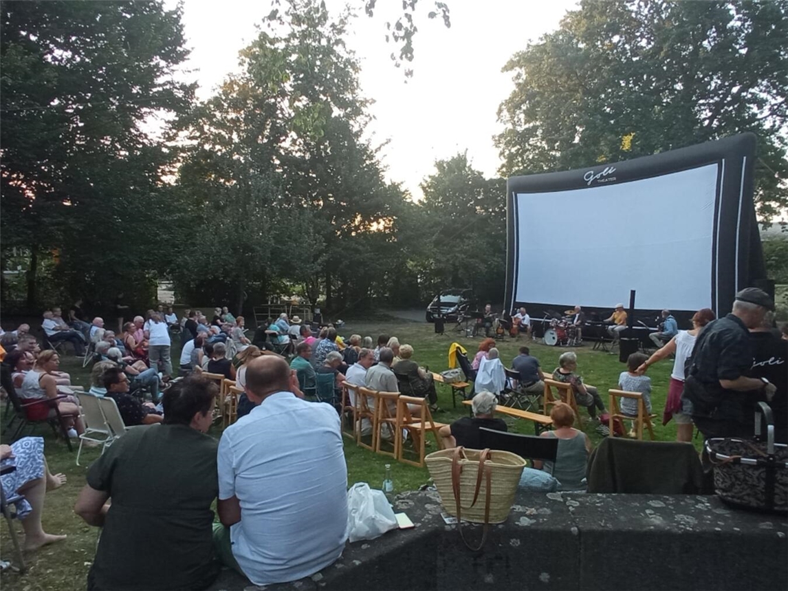 "Lauschiger Garten im Gocher Museum, Sommeratmosphäre, grüne Pflanzen, Erholung im Freien"