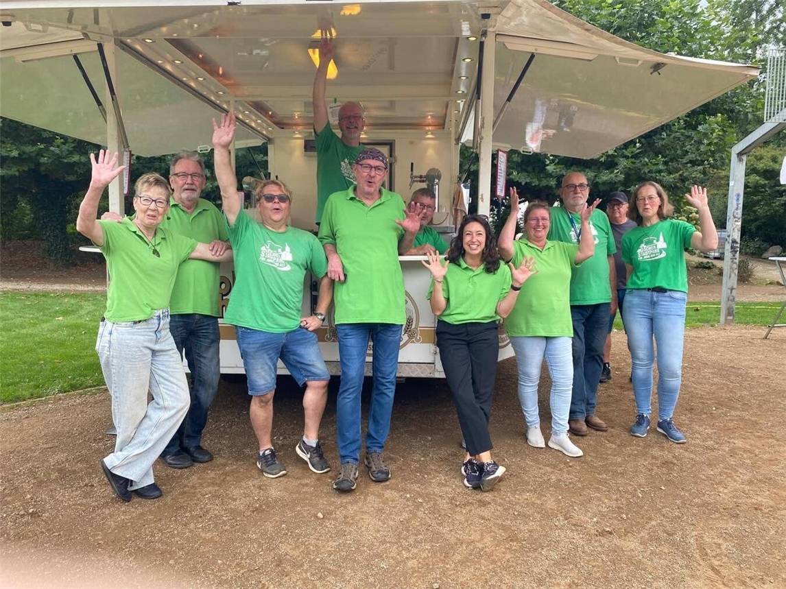 "Fröhliche Gäste beim Event des Goch Stadtparkvereins, Sommerfest im Park"