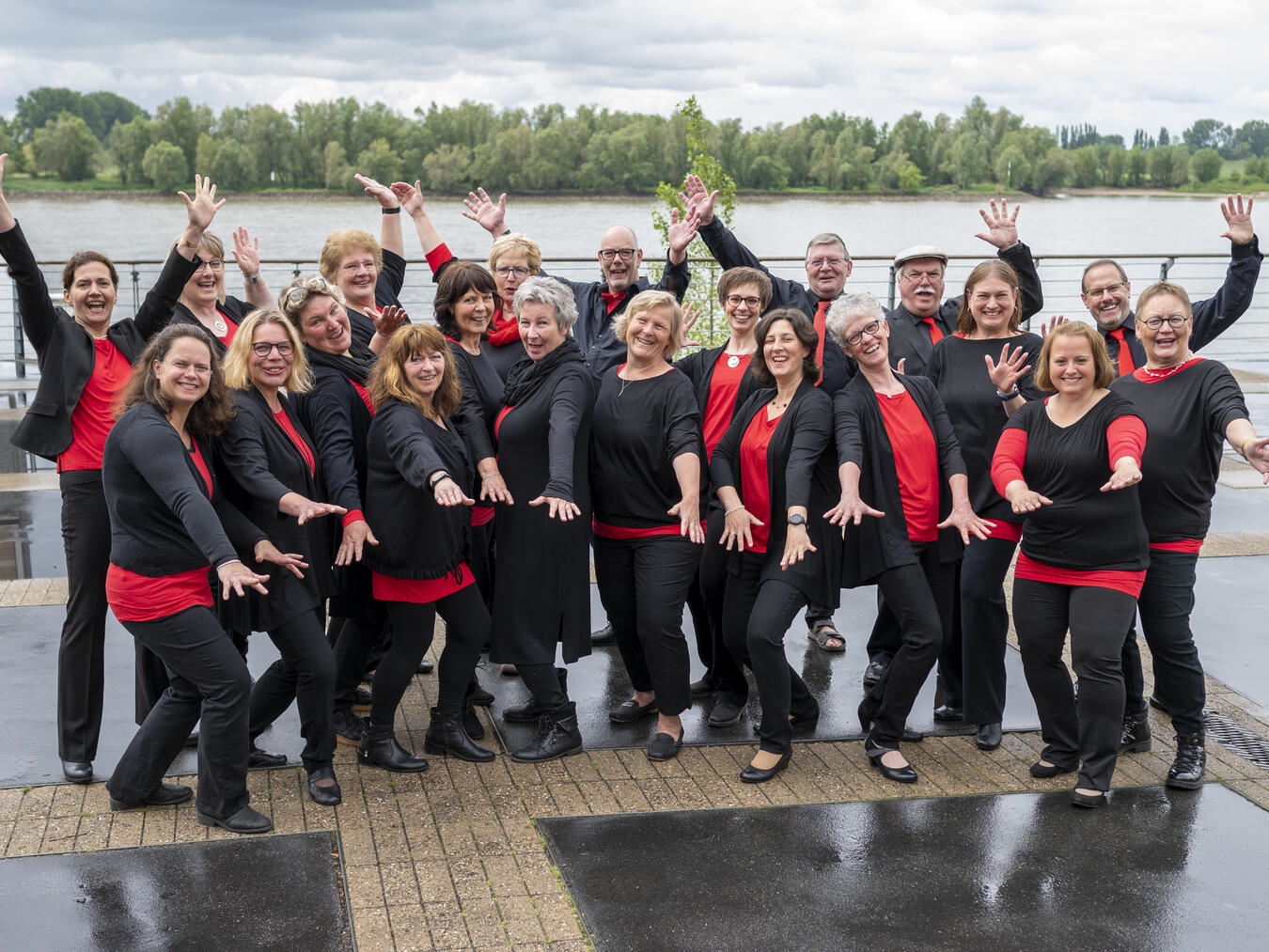 Gospelchor Different Voices aus Emmerich singt auf der Bühne.