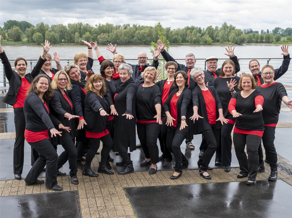 Gospelchor Different Voices aus Emmerich singt auf der Bühne.